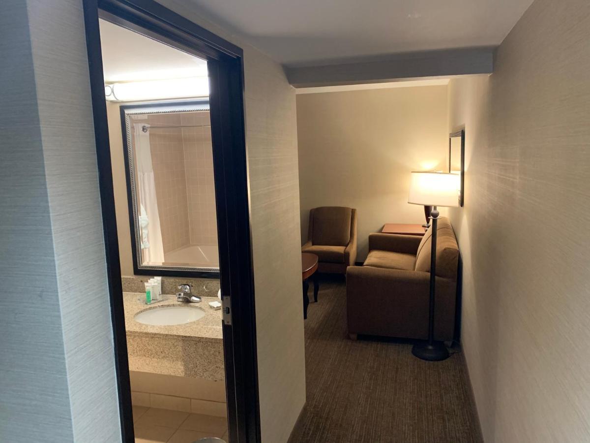 Radisson Hotel Detroit-Farmington Hills Zewnętrze zdjęcie