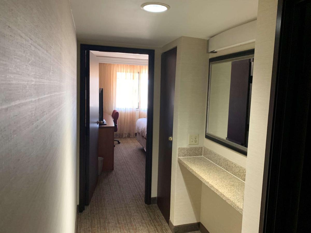Radisson Hotel Detroit-Farmington Hills Zewnętrze zdjęcie