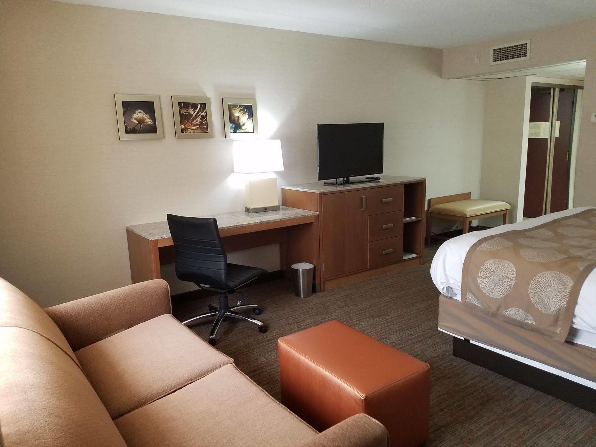 Radisson Hotel Detroit-Farmington Hills Zewnętrze zdjęcie
