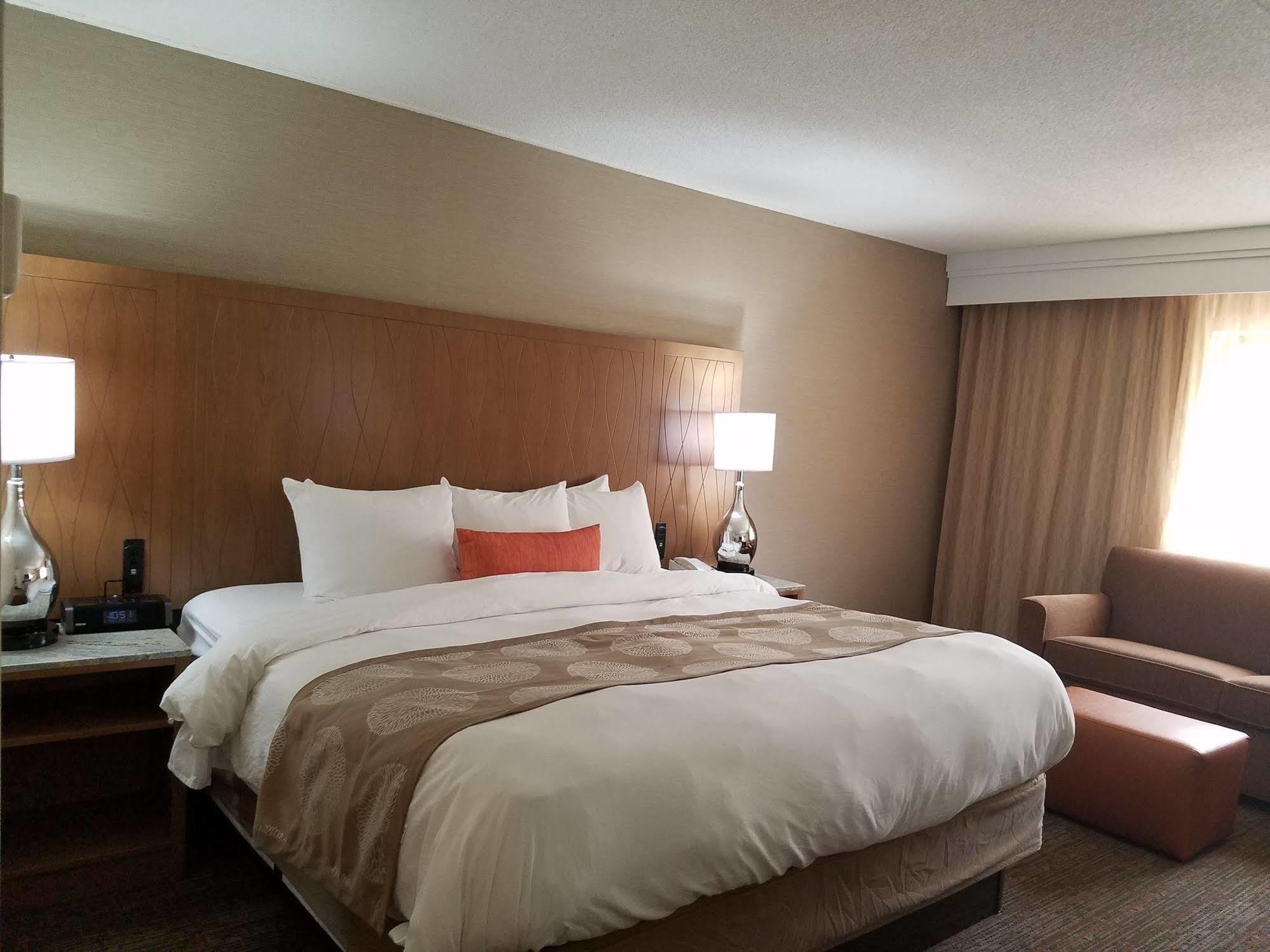 Radisson Hotel Detroit-Farmington Hills Zewnętrze zdjęcie
